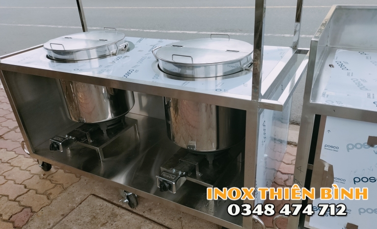 Xe đẩy có 2 nồi nước lèo nấu bằng gas inox 304